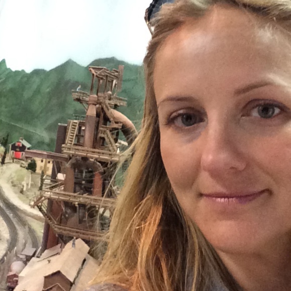 Meet your Posher, Courtney - Picture 3 of 4